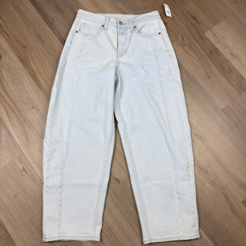 NWT Old Navy High Rise Barrel Ankle Jeans Light Wash Size 2 Trendy Denim - Picture 3 of 5